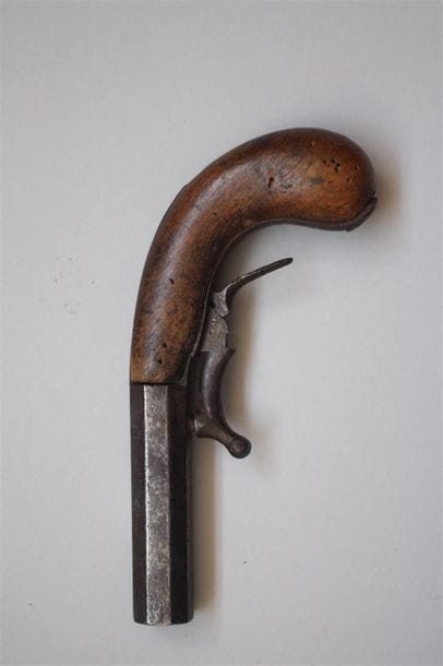 Pistolet à coffre et à percussion par-dessous...