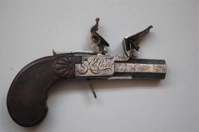 Beau pistolet de gousset à silex à coffre...