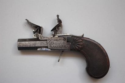 Beau pistolet de gousset à silex à coffre...