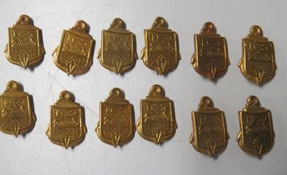 Lot de 12 insignes régimentaires identiques...
