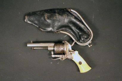 Joli petit revolver système Lefaucheux calibre...