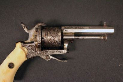 Joli petit revolver système Lefaucheux calibre...