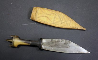 Couteau Nord-africain, lame courbe, fusée...