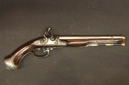 Pistolet à silex vers 1730 signé sur la platine...