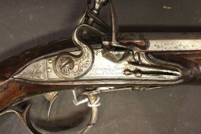 Pistolet à silex vers 1730 signé sur la platine...