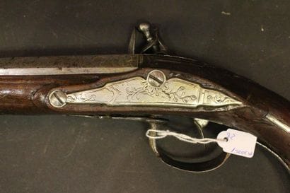 Pistolet à silex vers 1730 signé sur la platine...