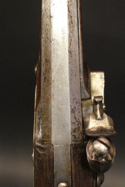 Pistolet à silex vers 1730 signé sur la platine...