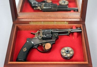 Coffret moderne en bois contenant un revolver...