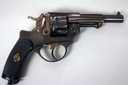Coffret moderne en bois contenant un revolver...