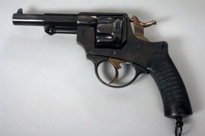 Coffret moderne en bois contenant un revolver...