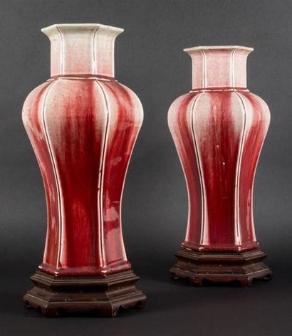 Paire de vases en porcelaine de forme hexagonale,...
