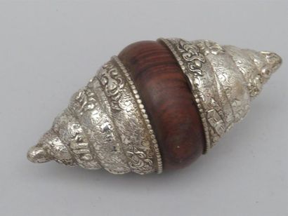Conque en argent et bois exotique.
Népal,...