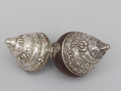 Conque en argent et bois exotique.
Népal,...
