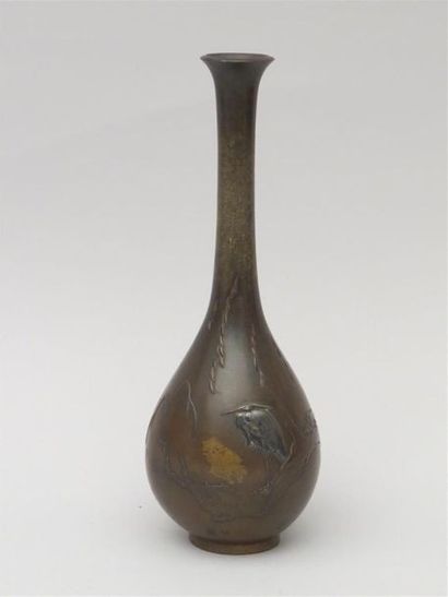 Vase pansu à long col en bronze à décor en...