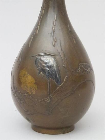 Vase pansu à long col en bronze à décor en...