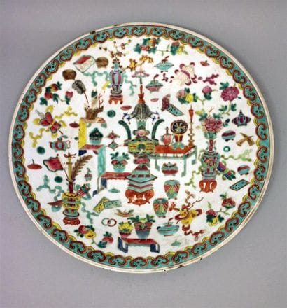 Grand plat en porcelaine polychrome de la...