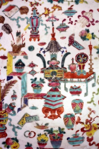 Grand plat en porcelaine polychrome de la...