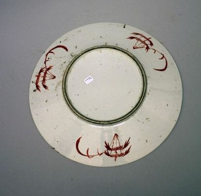 Grand plat en porcelaine polychrome de la...