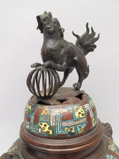 Brûle-parfum en bronze champlevé. 
Japon,...