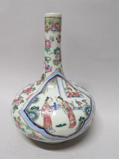 Vase à col rétréci en porcelaine polychrome...