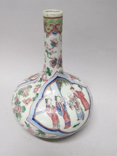 Vase à col rétréci en porcelaine polychrome...