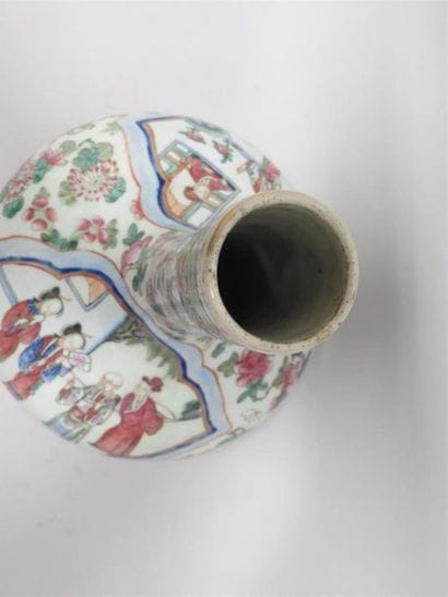 Vase à col rétréci en porcelaine polychrome...