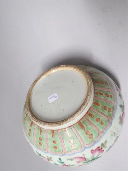 Vase à col rétréci en porcelaine polychrome...