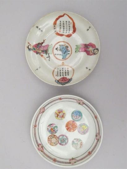Deux coupes en porcelaine polychrome de famille...