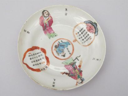 Deux coupes en porcelaine polychrome de famille...