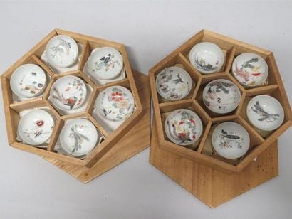 Deux coffrets comprenant 14 godets en porcelaine...