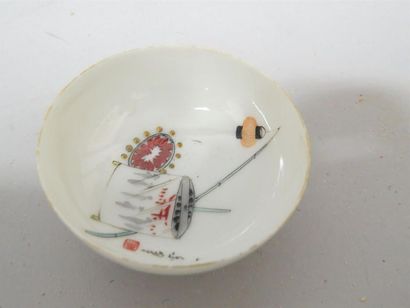 Deux coffrets comprenant 14 godets en porcelaine...