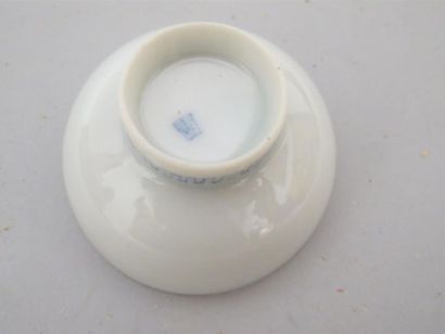 Deux coffrets comprenant 14 godets en porcelaine...