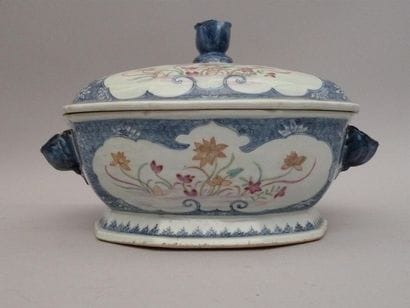 Terrine couverte en porcelaine polychrome...