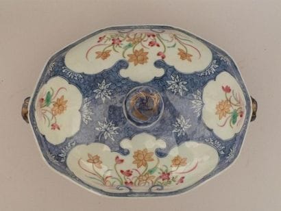 Terrine couverte en porcelaine polychrome...