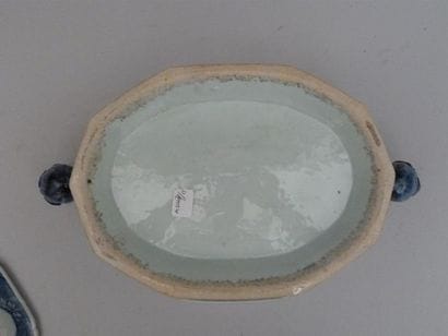 Terrine couverte en porcelaine polychrome...