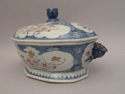 Terrine couverte en porcelaine polychrome...