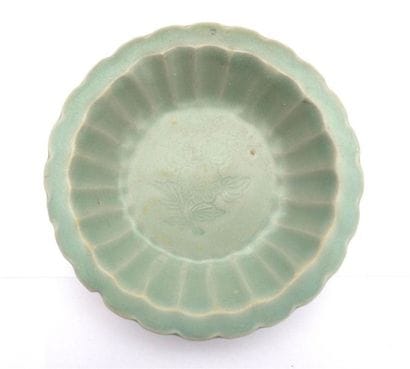 Petit plat floriforme en porcelaine et émail...