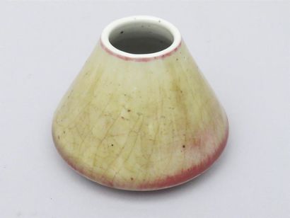 Porte pinceaux conique en porcelaine céladon...