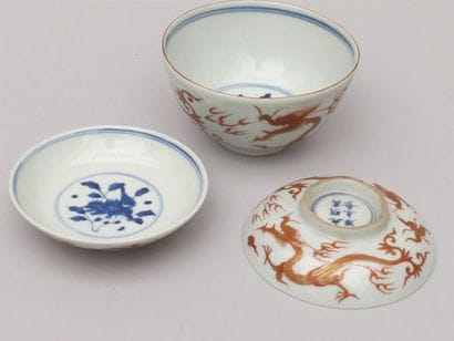Coupe couverte en porcelaine et émail corail...
