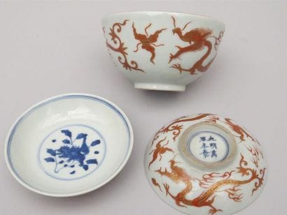 Coupe couverte en porcelaine et émail corail...
