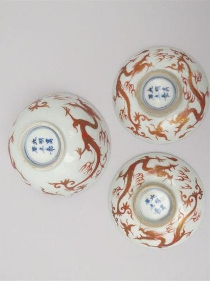Coupe couverte en porcelaine et émail corail...