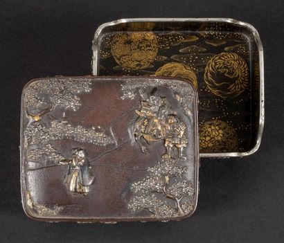 Boite rectangulaire couverte en sentoku,...