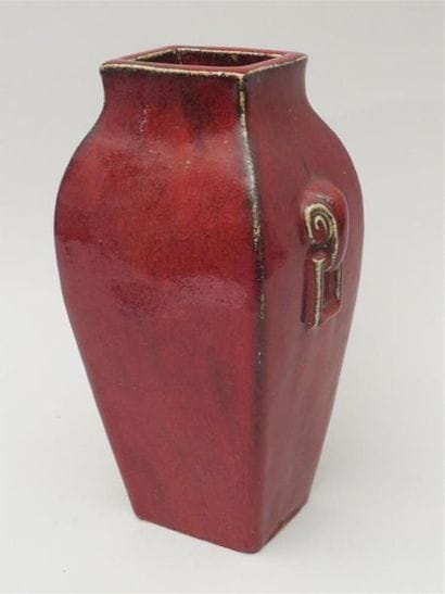 Vase Sang de boeuf, anses à décors d'éléphants....