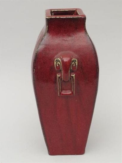 Vase Sang de boeuf, anses à décors d'éléphants....