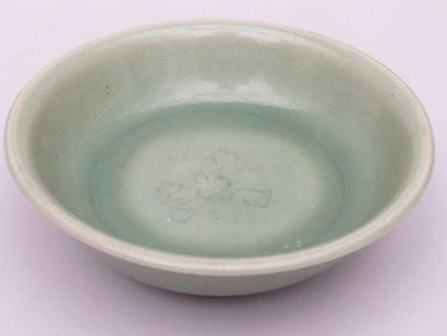 Coupe en porcelaine et émail céladon de type...