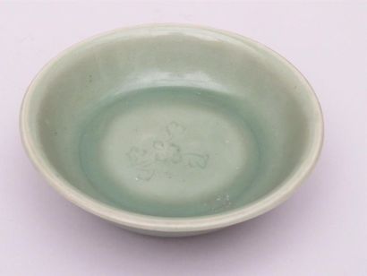 Coupe en porcelaine et émail céladon de type...