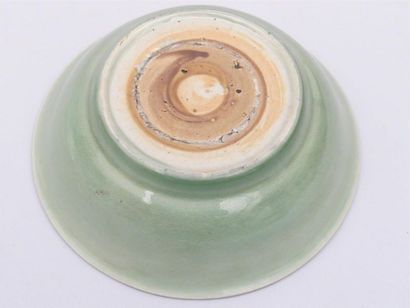 Coupe en porcelaine et émail céladon de type...