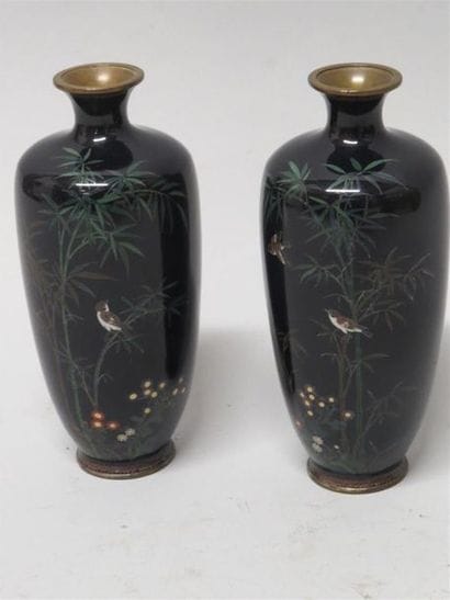 Paire de vases en cloisonné à décor de volatiles...