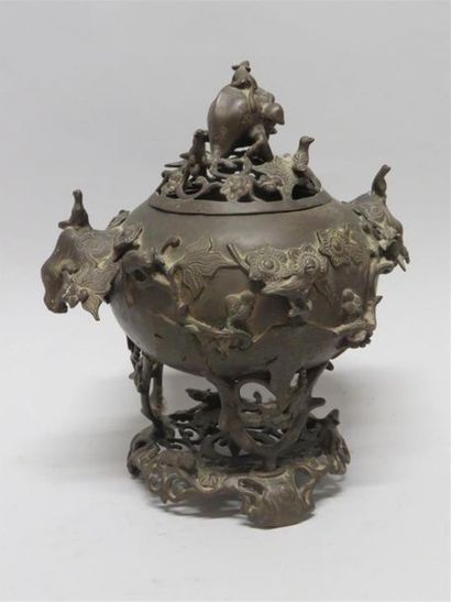 Brûle-parfum en bronze ajouré. Prise à décor...
