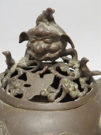 Brûle-parfum en bronze ajouré. Prise à décor...